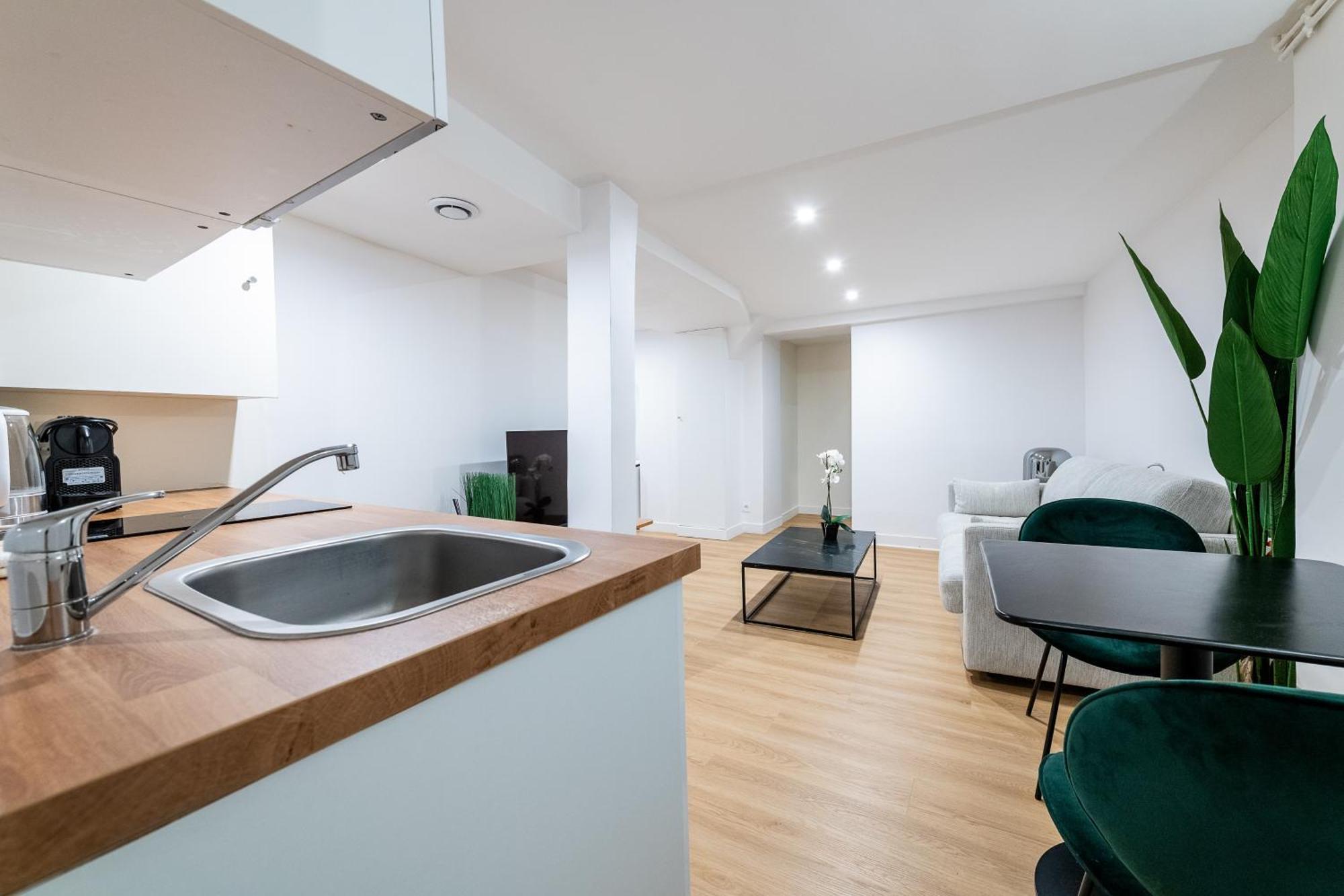 Apartment Le Deniro Loft - Tour Eiffel Invalides - 7 Personnes *
